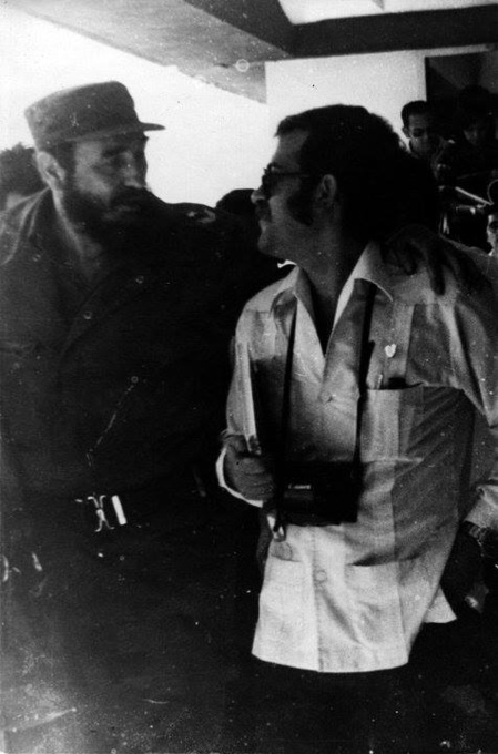 Francisco Rubiales, director de Voto en Blanco, conversando con Fidel en sus tiempos de corresponsal de prensa en Cuba
