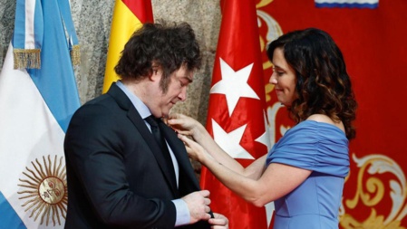 Milei, condecorado por la presidenta de la comunidad de Madrid, Isabel Díaz Ayuso, en representación de la España que le respeta y admira.