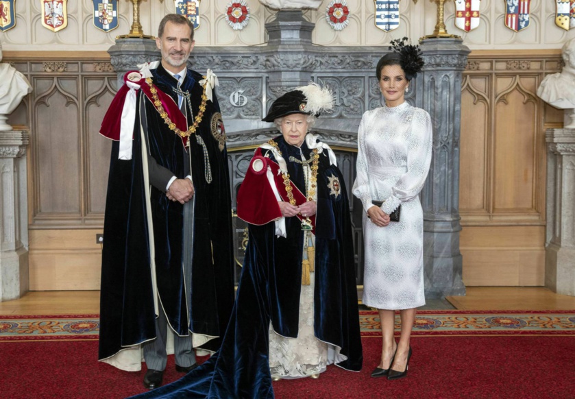 El rey Felipe VI en el acto vergonzoso donde recibe la británica Orden de la Jarretera, con la que los ingleses premian a los que ayudan y sirven a su Imperio