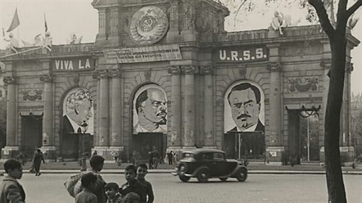 Homenaje a la URSS en la Puerta de Alcalá. Los socialistas eran más soviéticos que los comunistas durante la Guerra Civil y quisieron hacer de España un país esclavo, como la URSS de Lenin y Stalin.