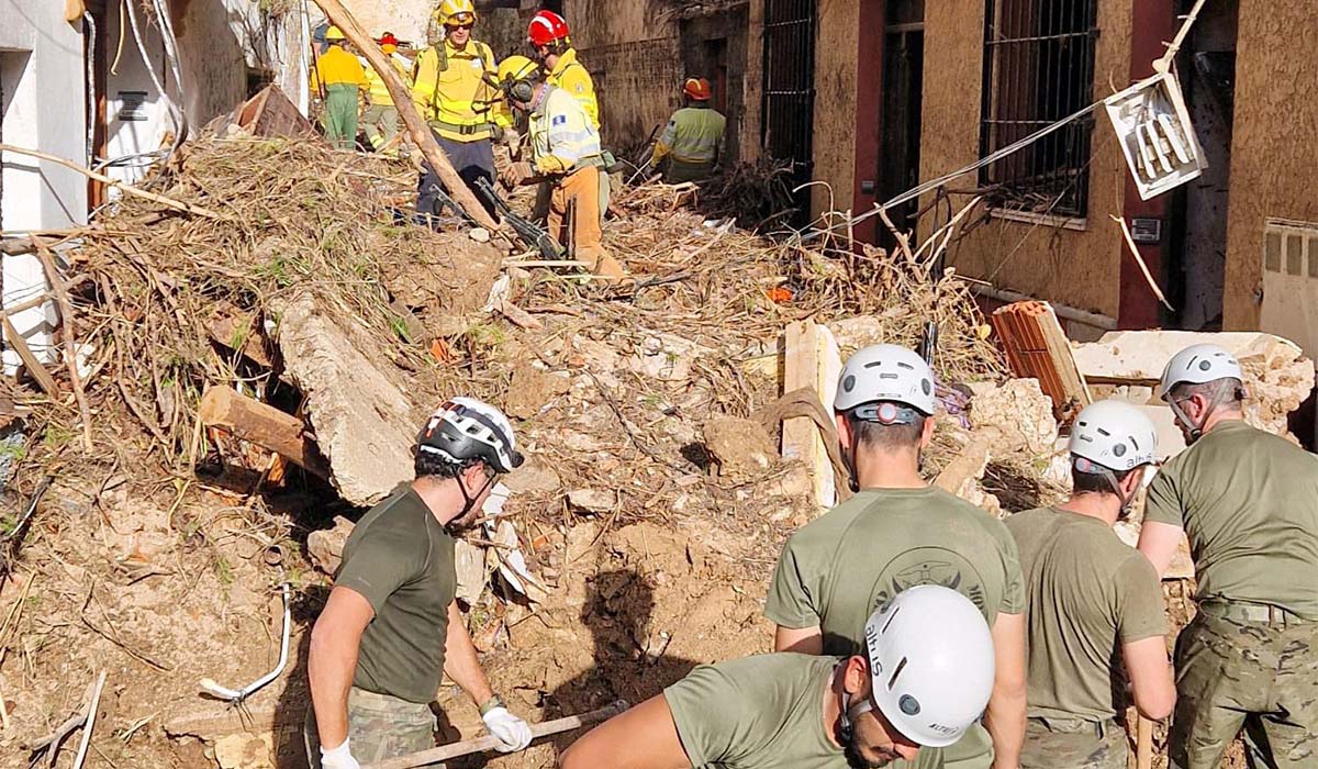 Los soldados españoles, que por fin han llegado, han sido acogidos con entusiasmo por las víctimas de la DANA, indignadas ante la estúpida y miserable torpeza de los políticos