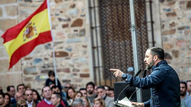 Abascal no sabe escapar de la demonización y del cinturón sanitario. VOX está destinado a volar y vencer, como otros partidos de la nueva derecha europea, pero está atascado, a pesar de que Sánchez es un asco de gobernante y de que el país quiere un cambio regenerador.