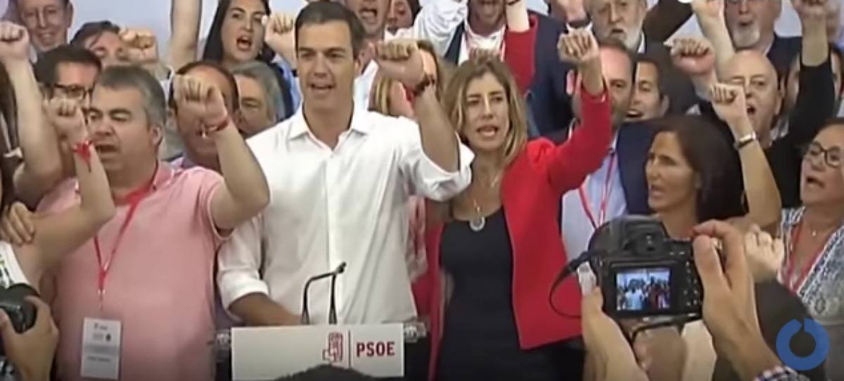 Sánchez, su esposa y otros socialistas con el puño cerrado en alto, cantando "La Internacional", el himno del socialismo y el comunismo, que exterminó a decenas de millones de personas.