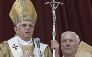 Benedicto XVI patina y da marcha atrás