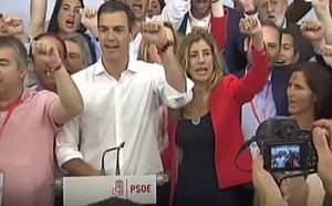 Sánchez, su esposa y otros socialistas con el puño cerrado en alto, cantando "La Internacional", el himno del socialismo y el comunismo, que exterminó a decenas de millones de personas.