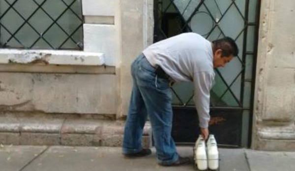 En España, si alguien llama a las seis de la mañana a tu puerta, quizás no sea el lechero