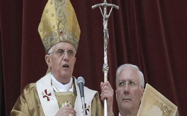 Benedicto XVI patina y da marcha atrás