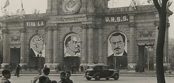 Homenaje a la URSS en la Puerta de Alcalá. Los socialistas eran más soviéticos que los comunistas durante la Guerra Civil y quisieron hacer de España un país esclavo, como la URSS de Lenin y Stalin.