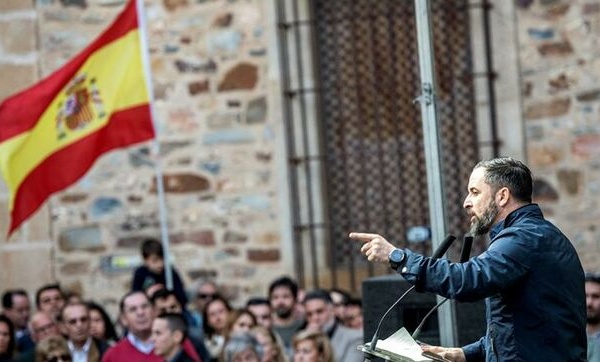 Abascal no sabe escapar de la demonización y del cinturón sanitario. VOX está destinado a volar y vencer, como otros partidos de la nueva derecha europea, pero está atascado, a pesar de que Sánchez es un asco de gobernante y de que el país quiere un cambio regenerador.